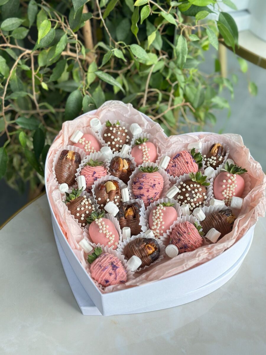 Сердце с финиками и клубникой