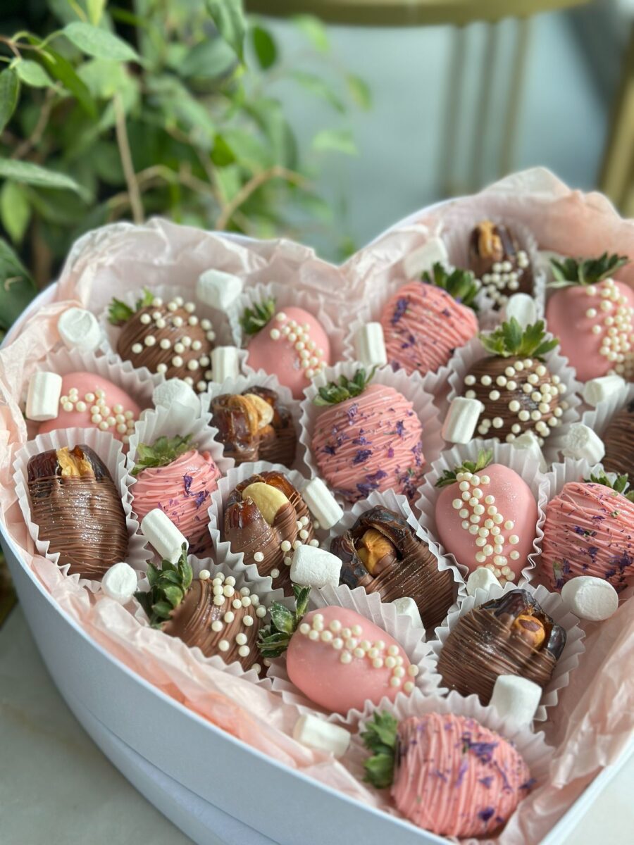 Сердце с финиками и клубникой