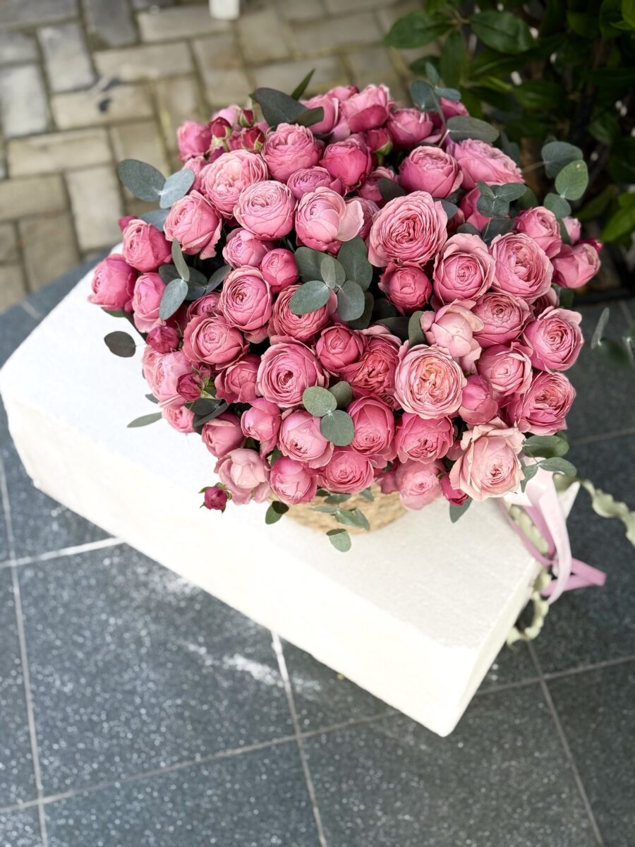 Корзина с кустовыми розами