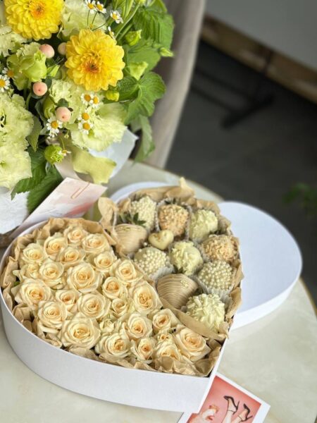 Клубника в шоколаде с кремовыми розами