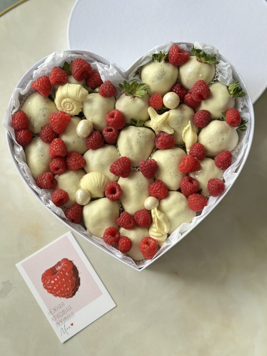 Сердце с клубникой в шоколаде с свежей малиной