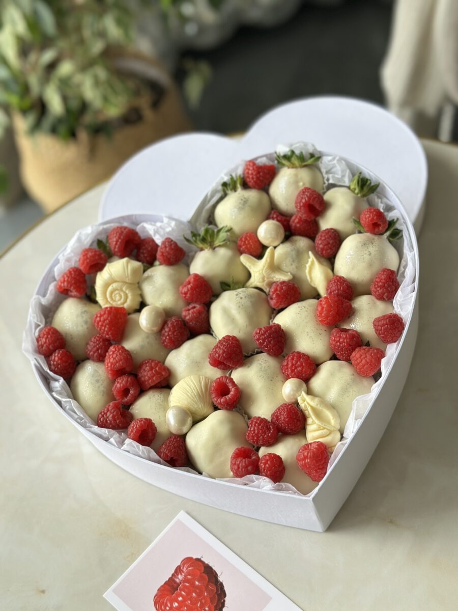 Сердце с клубникой в шоколаде с свежей малиной
