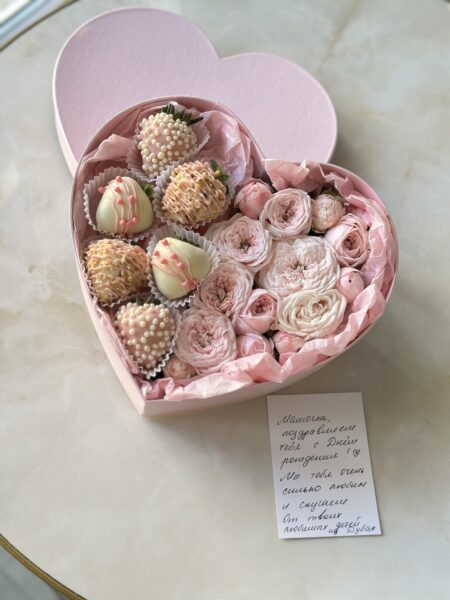 Сердце с клубникой в шоколаде и розой