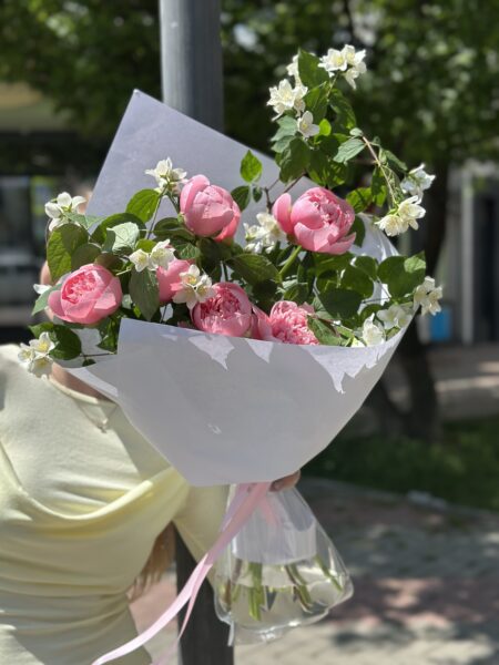 Букет пионов с ветками жасмина