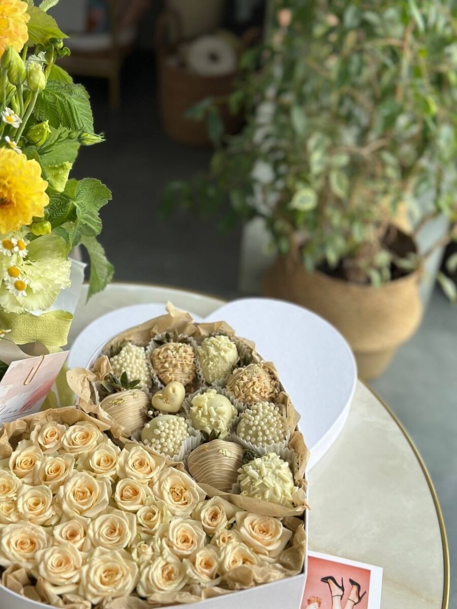 Клубника в шоколаде с кремовыми розами