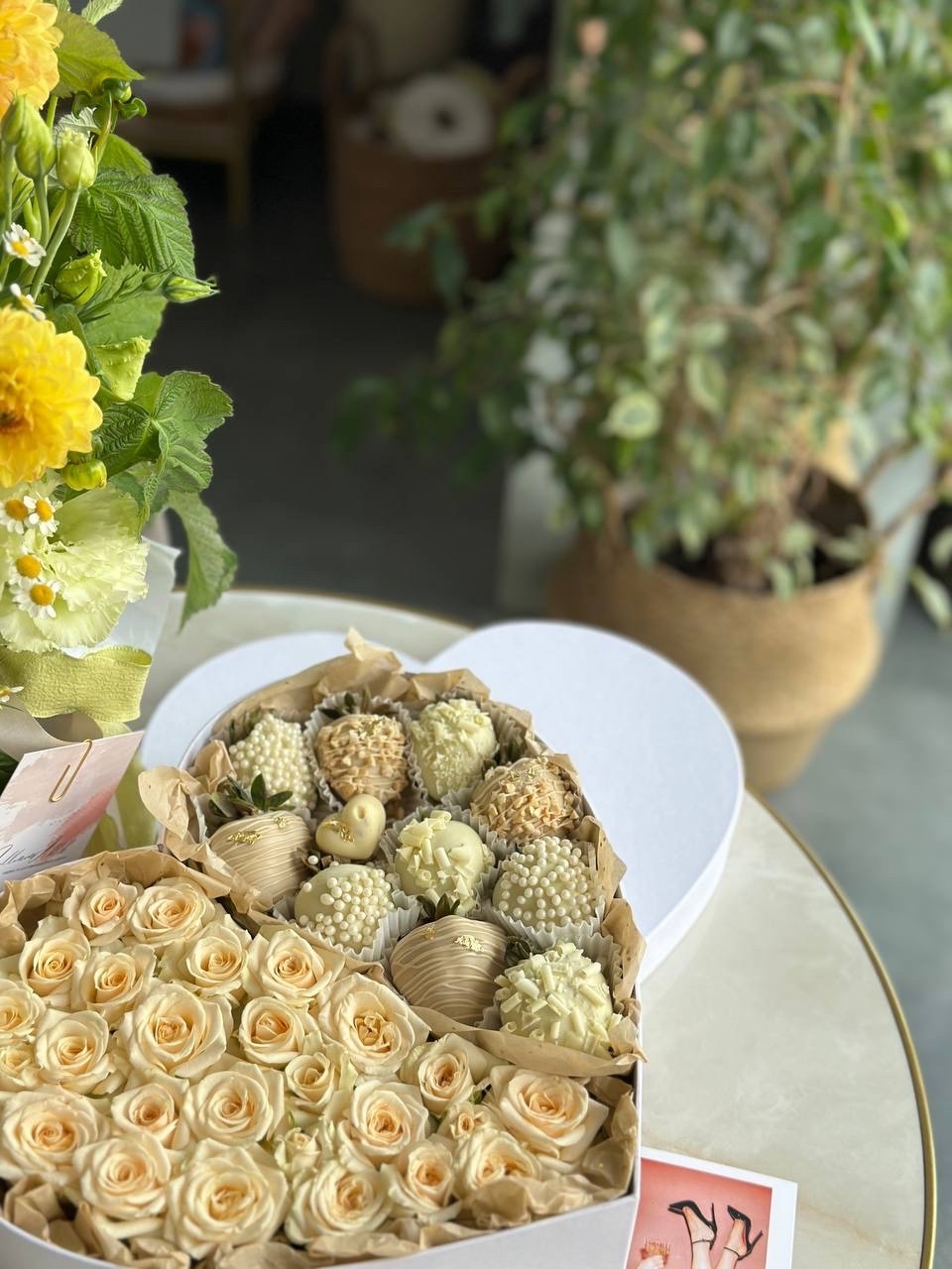 Клубника в шоколаде с кремовыми розами
