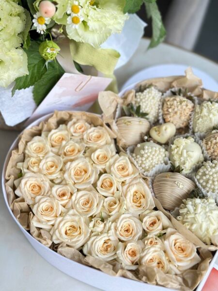 Клубника в шоколаде с кремовыми розами