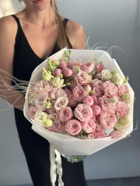 Букет из эустом и кустовых роз