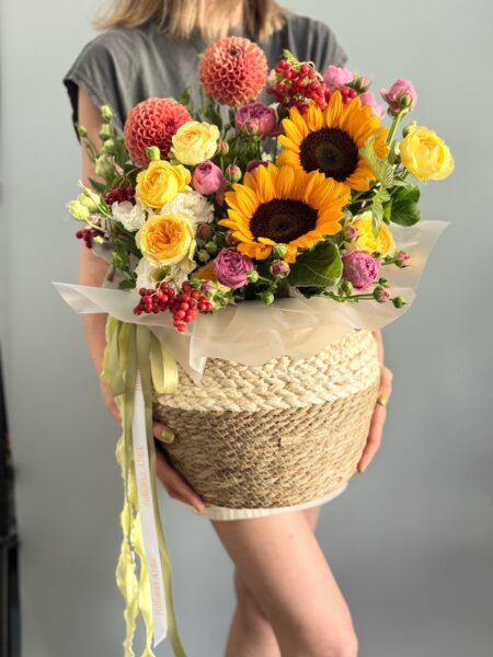 Корзина летняя с подсолнухами и георгинами