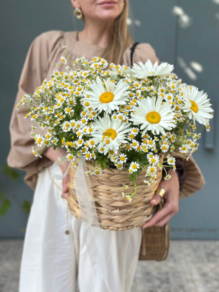 Корзина с крупными ромашками