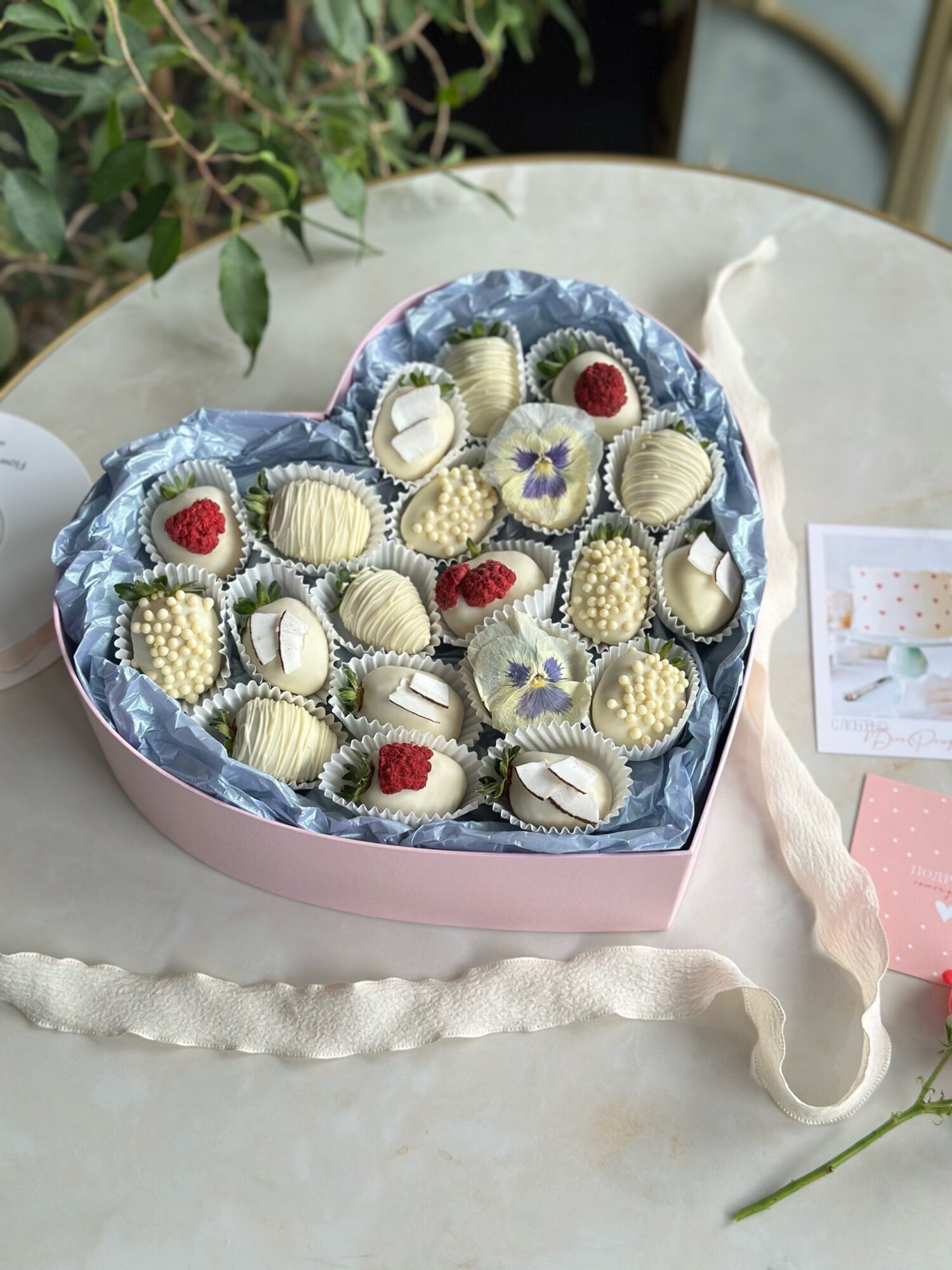 Клубничное сердце с сублимированной малиной