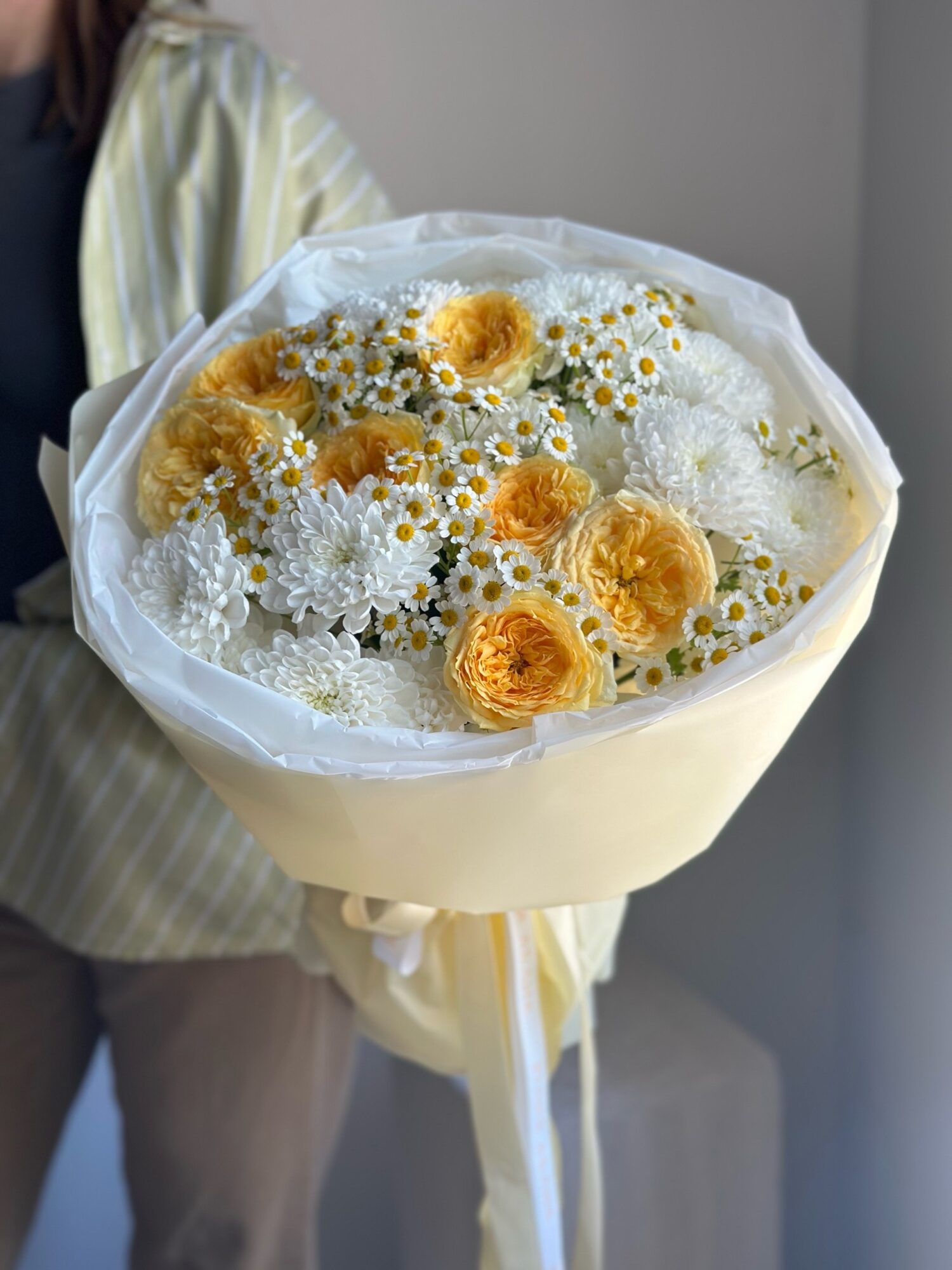 Букет с кустовой розой и ромашкой