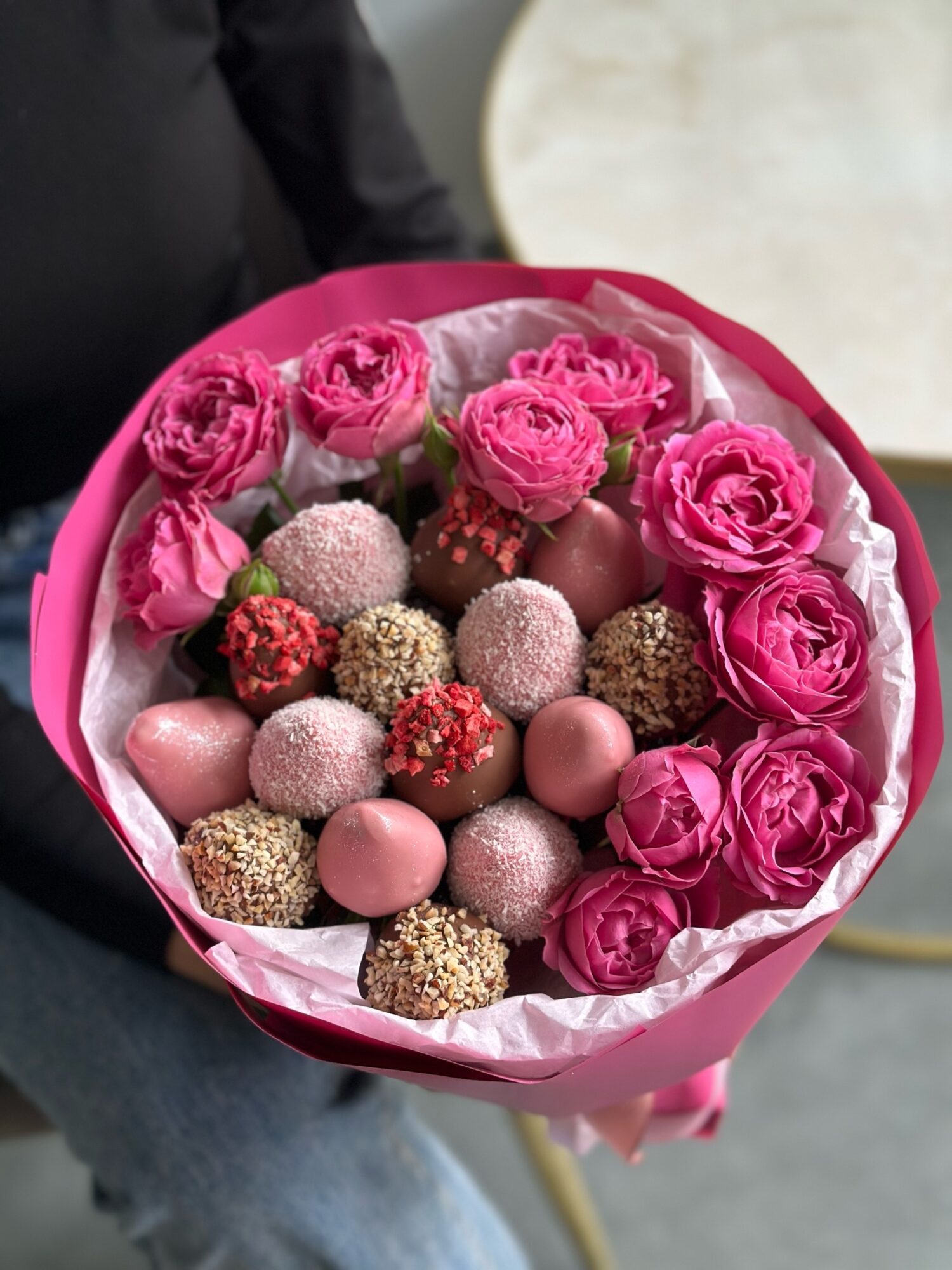 Букет из клубники в шоколаде с яркими кустовыми розами